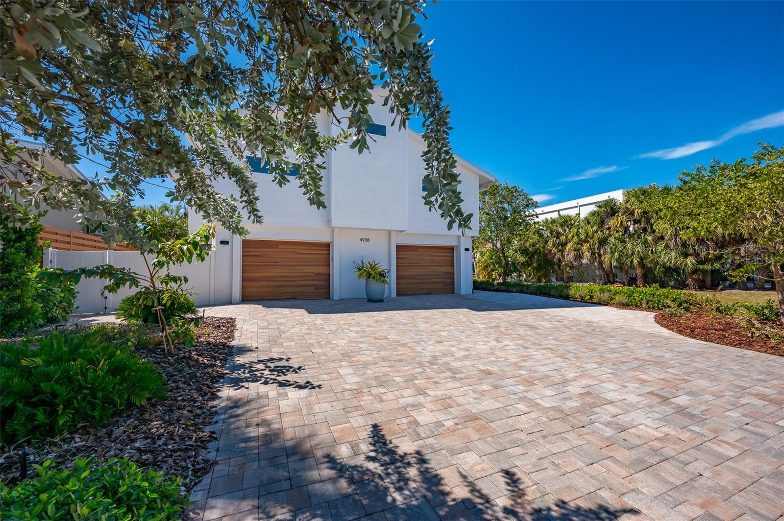 4938 COMMONWEALTH DR