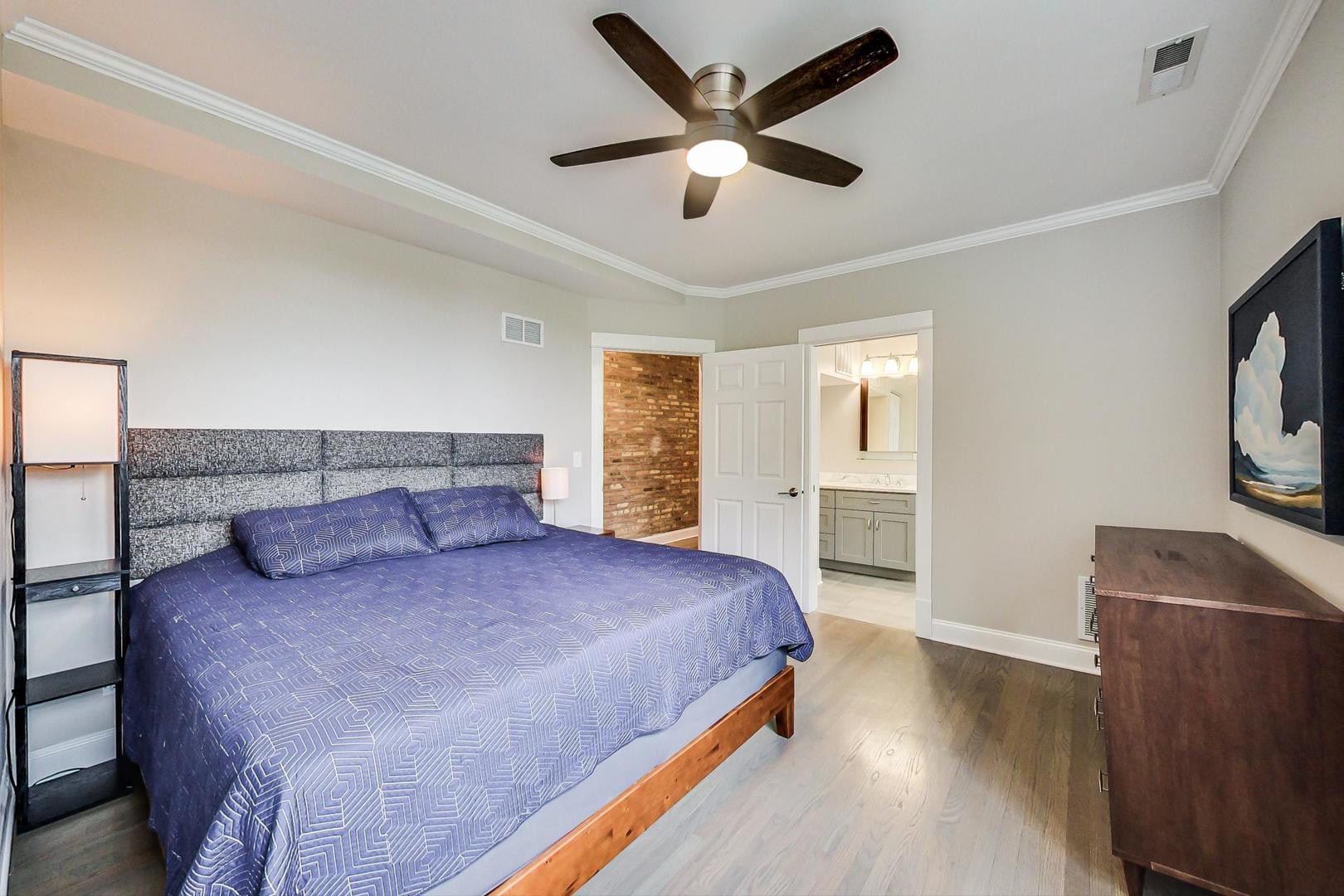 3912 W BYRON Street Unit: 3W