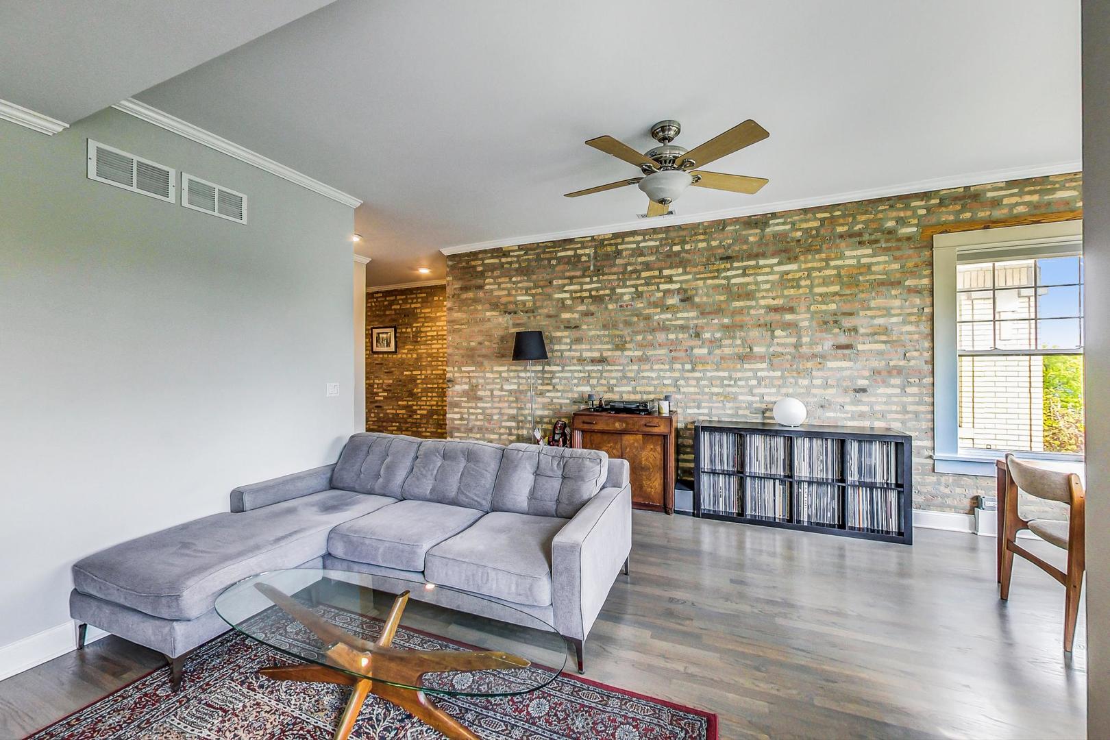 3912 W BYRON Street Unit: 3W