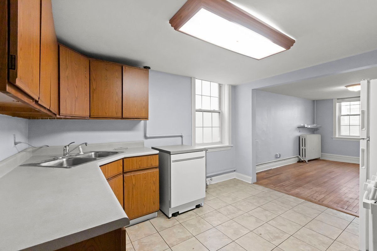 1541 W Barry Avenue Unit: G