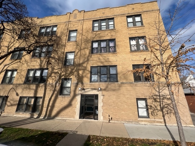 3018 W Belle Plaine Avenue Unit: 3