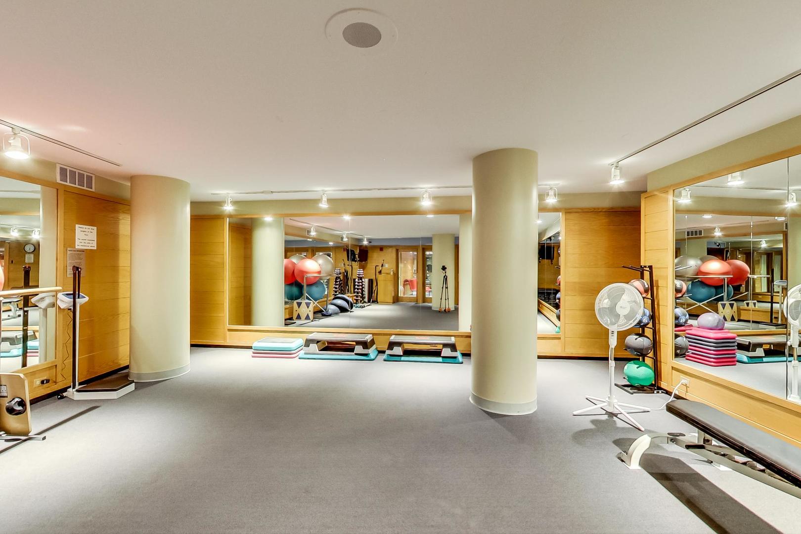 155 N HARBOR Drive Unit: 4003