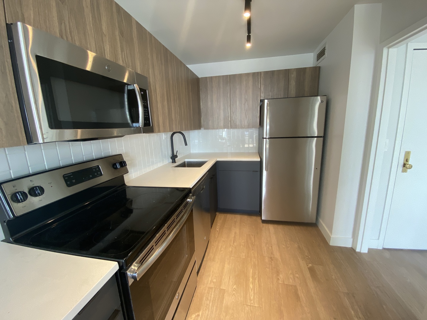1850 N Clark Street Unit: 1910