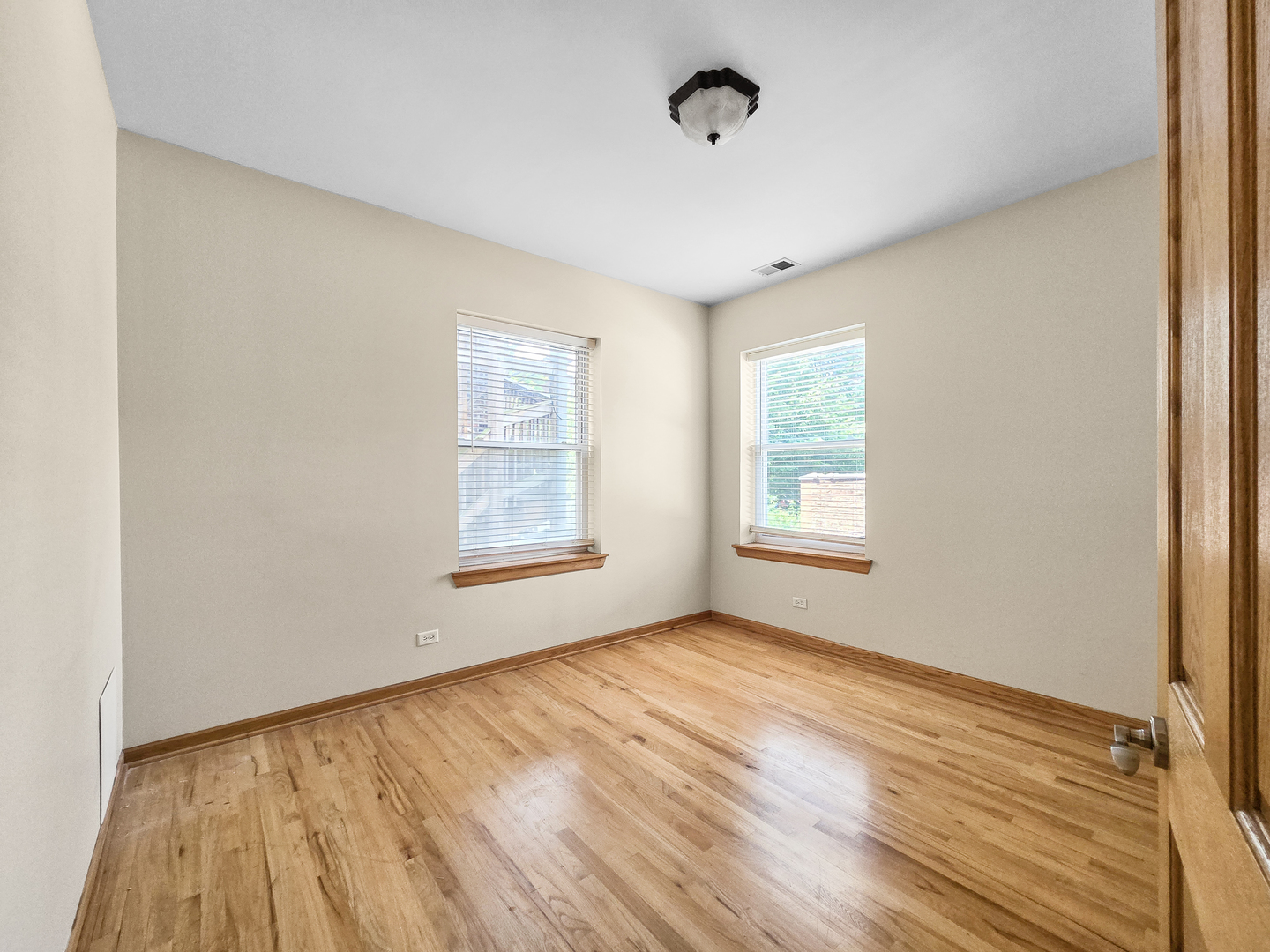 4904 N Drake Avenue Unit: 1W