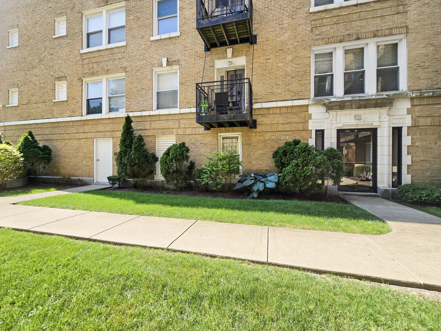 4904 N Drake Avenue Unit: 1W