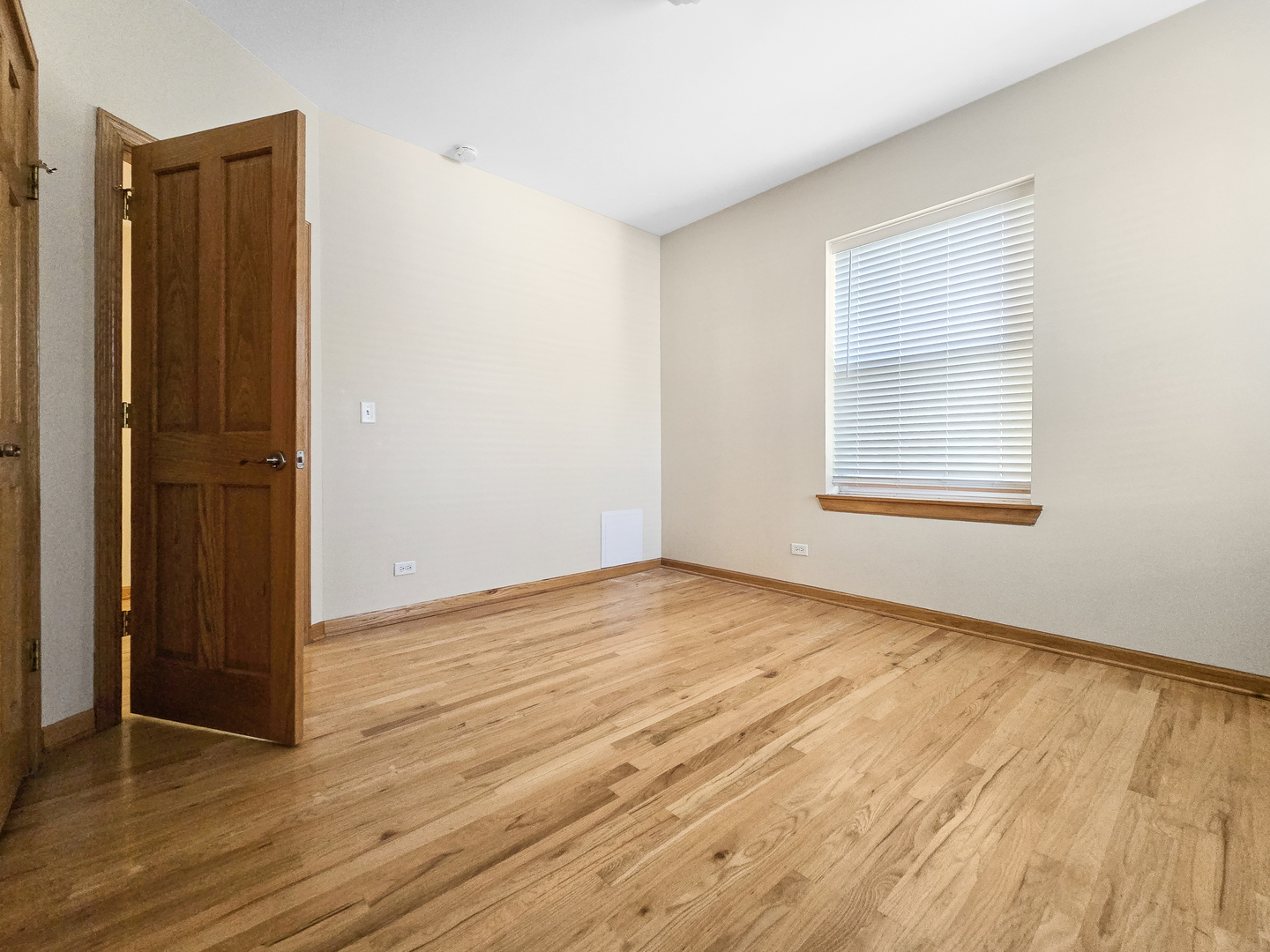 4904 N Drake Avenue Unit: 1W