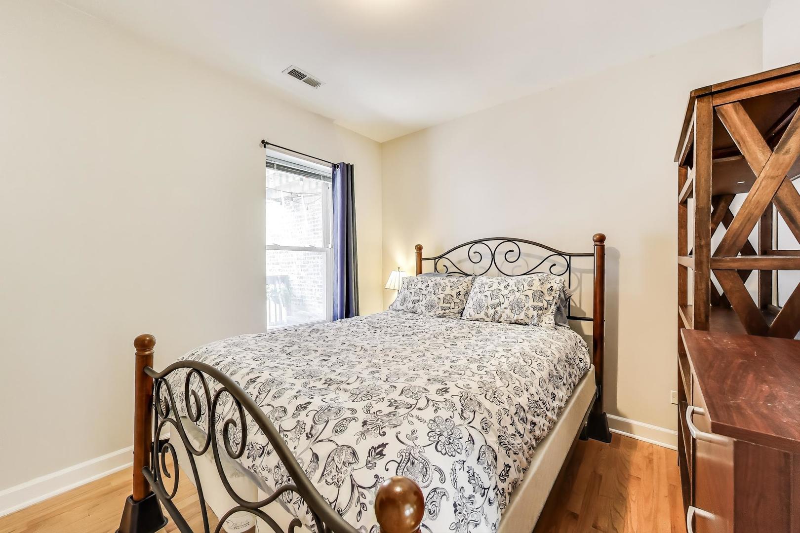 3005 N Clifton Avenue Unit: 201