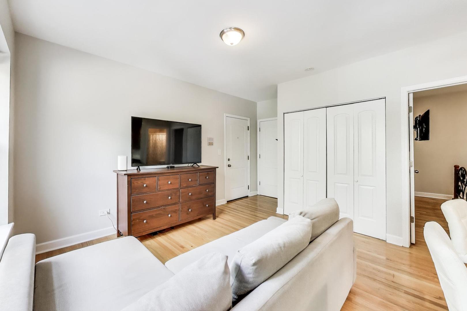 3005 N Clifton Avenue Unit: 201