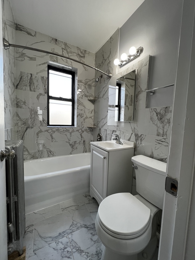 4427 N Seeley Avenue Unit: 304