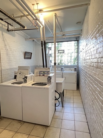 4427 N Seeley Avenue Unit: 304