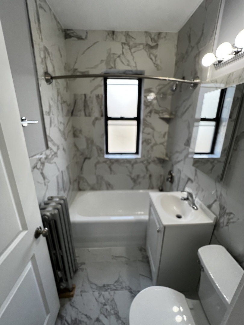 4427 N Seeley Avenue Unit: 304