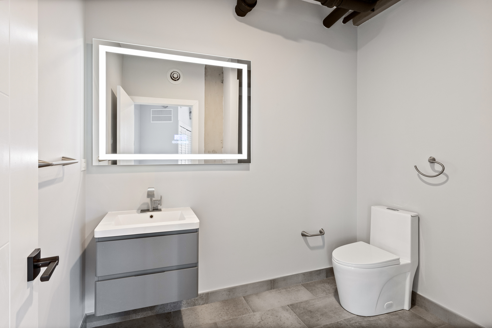 7645 N SHERIDAN Road Unit: 208