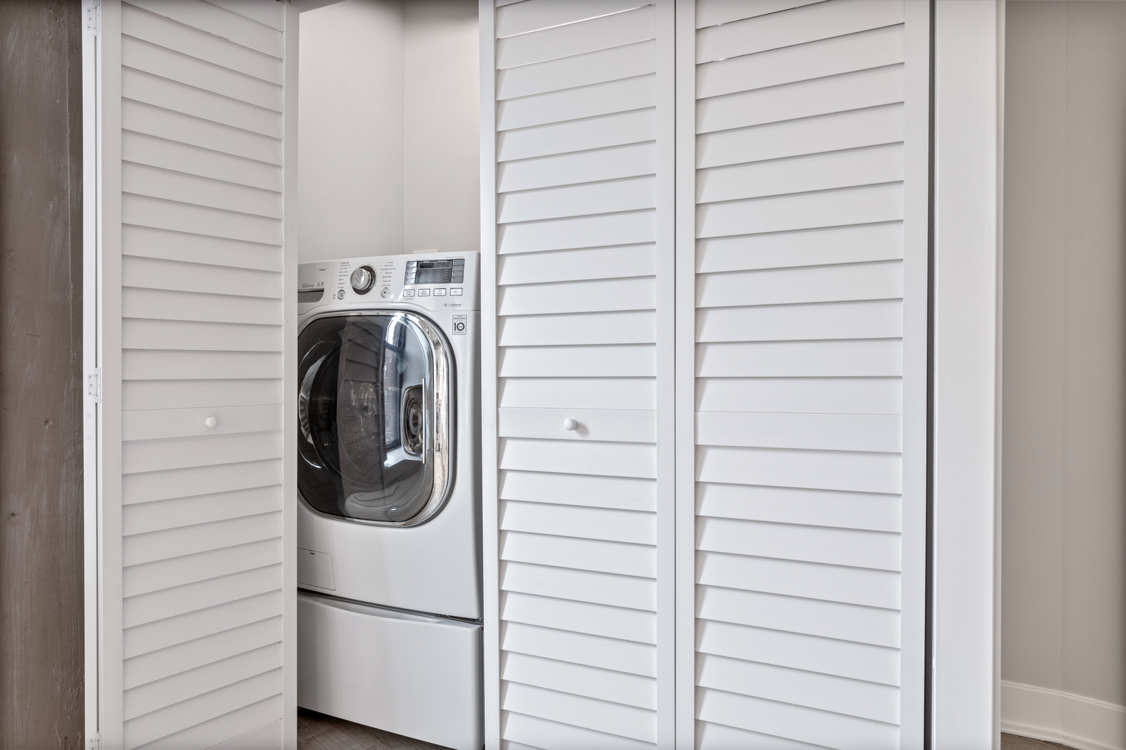 7645 N SHERIDAN Road Unit: 208