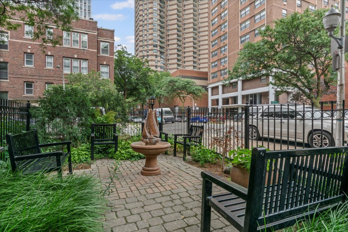 3620 N Pine Grove Avenue Unit: 504