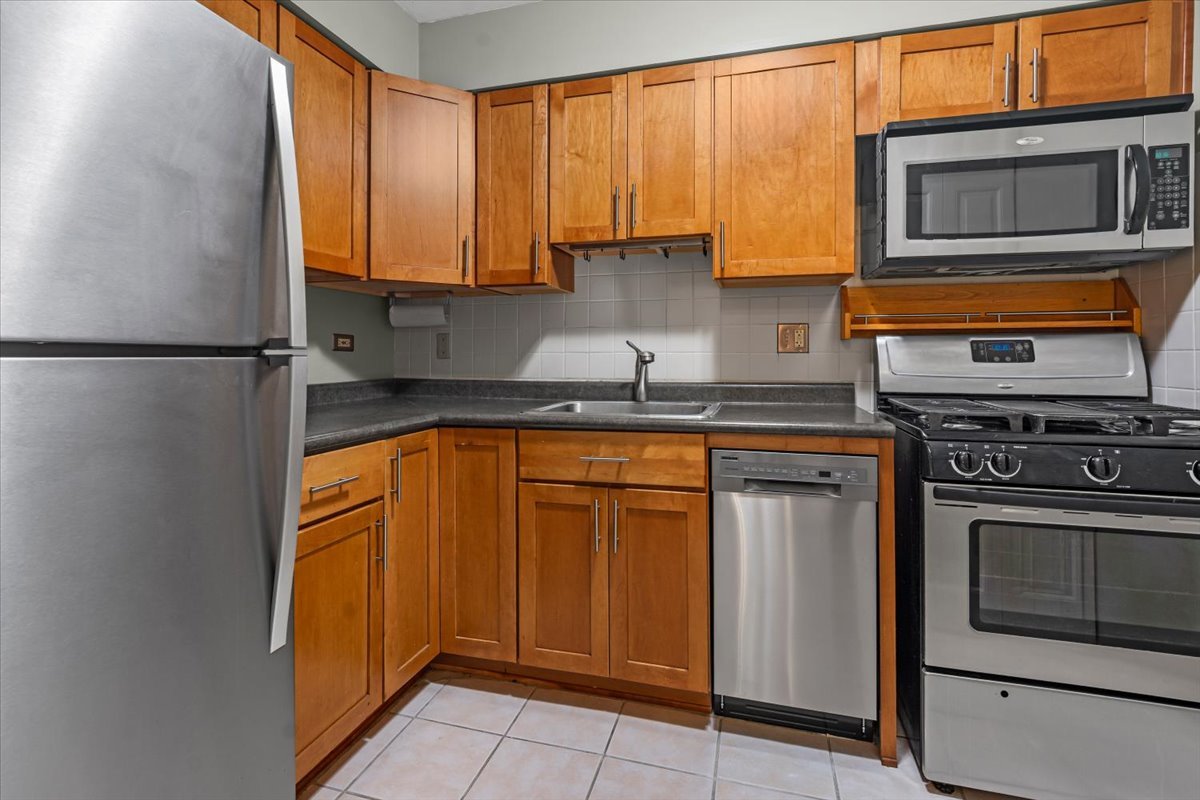 3620 N Pine Grove Avenue Unit: 504