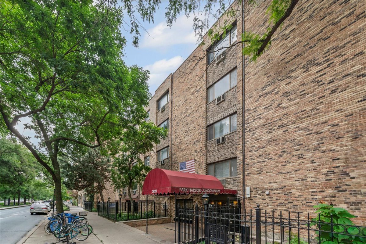 3620 N Pine Grove Avenue Unit: 504