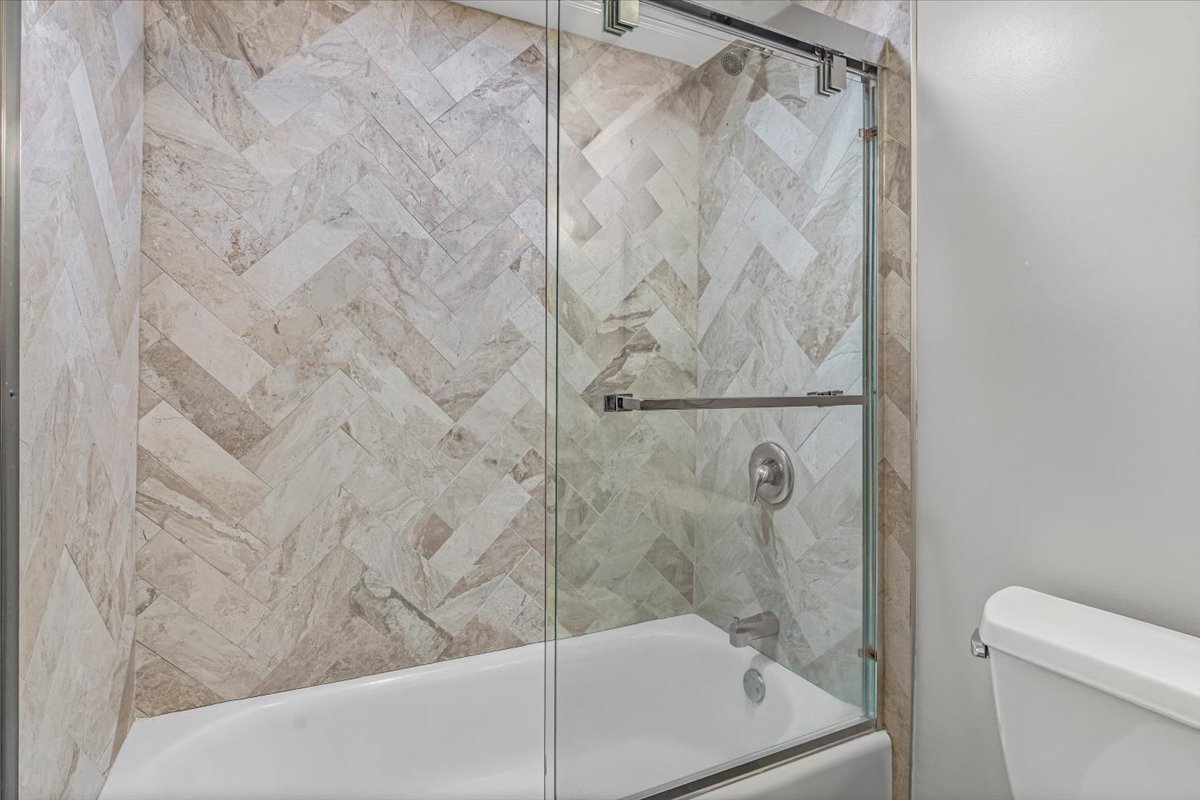 3620 N Pine Grove Avenue Unit: 504