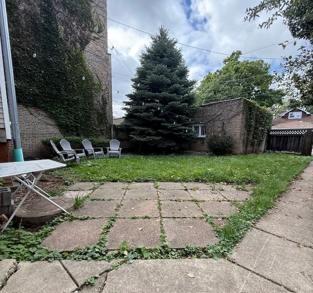 6738 N Rockwell Street Unit: G