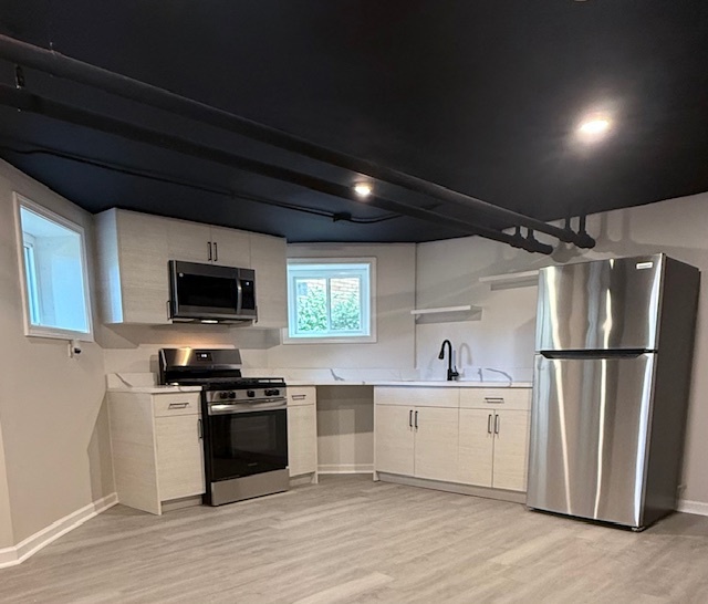 6738 N Rockwell Street Unit: G