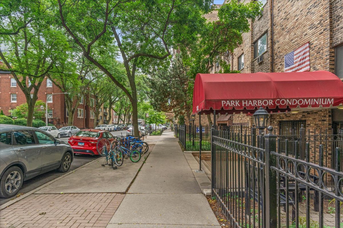 3620 N Pine Grove Avenue Unit: 504