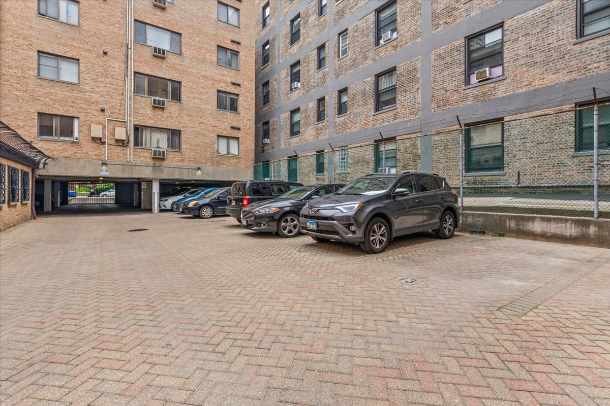 3620 N Pine Grove Avenue Unit: 504