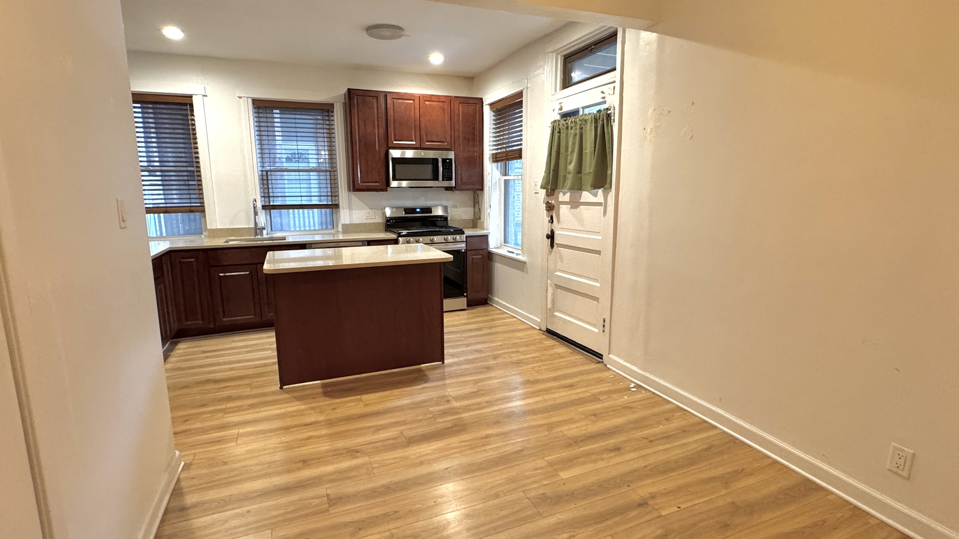 644 W Aldine Avenue Unit: 1