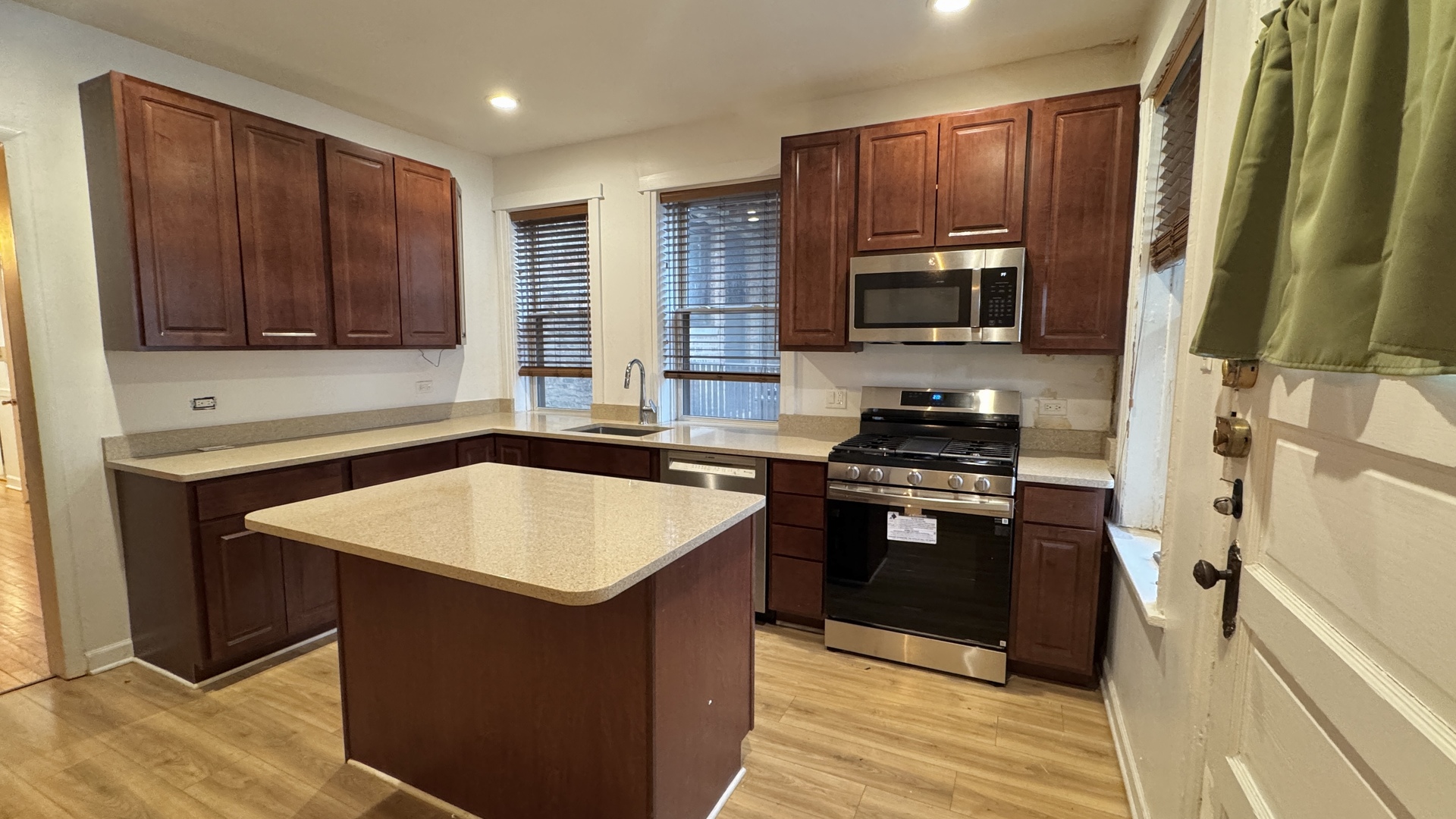 644 W Aldine Avenue Unit: 1