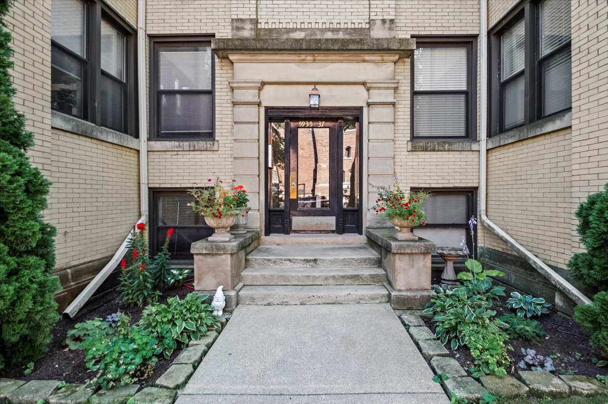 5935 N Magnolia Avenue Unit: 1