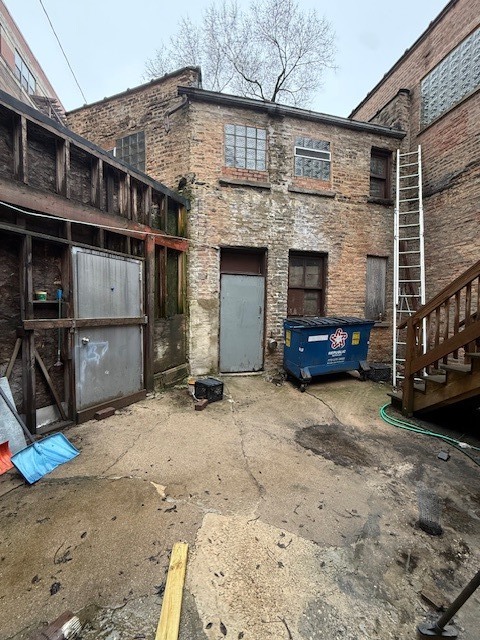 1015 W Belmont Avenue