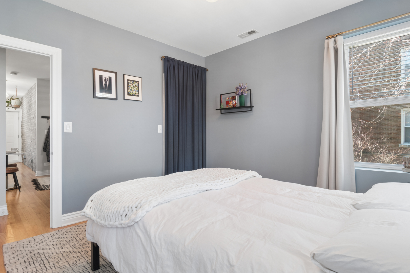 1443 W Victoria Street Unit: 2F
