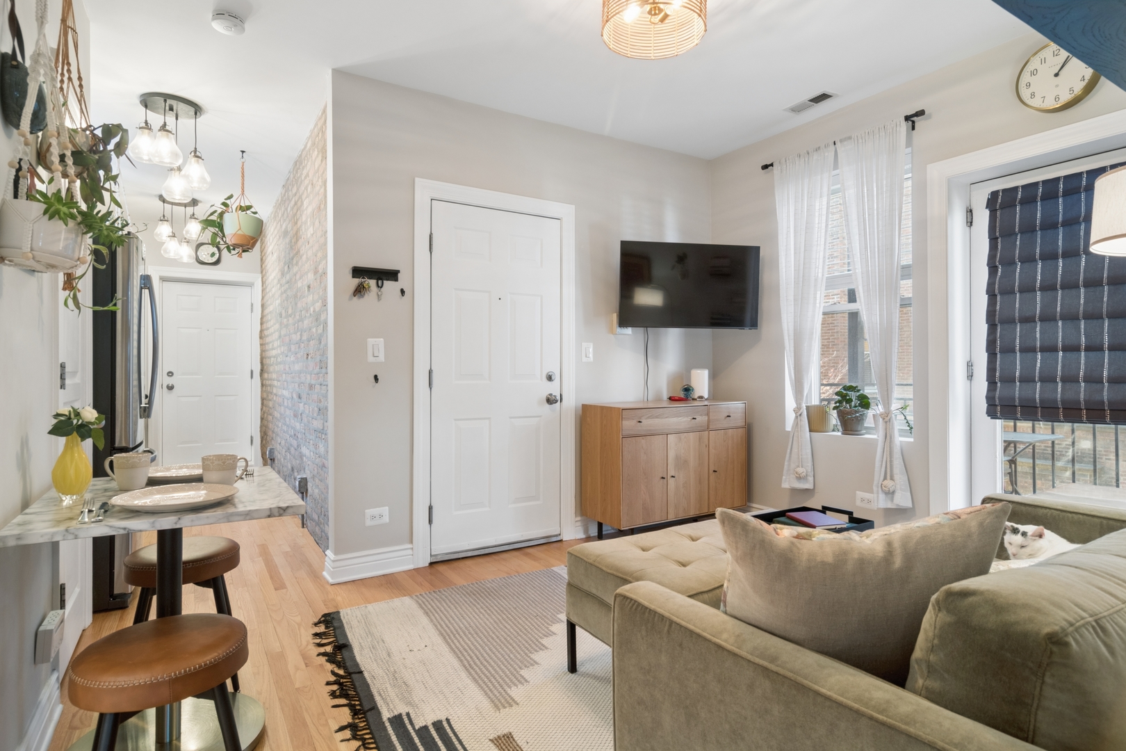 1443 W Victoria Street Unit: 2F