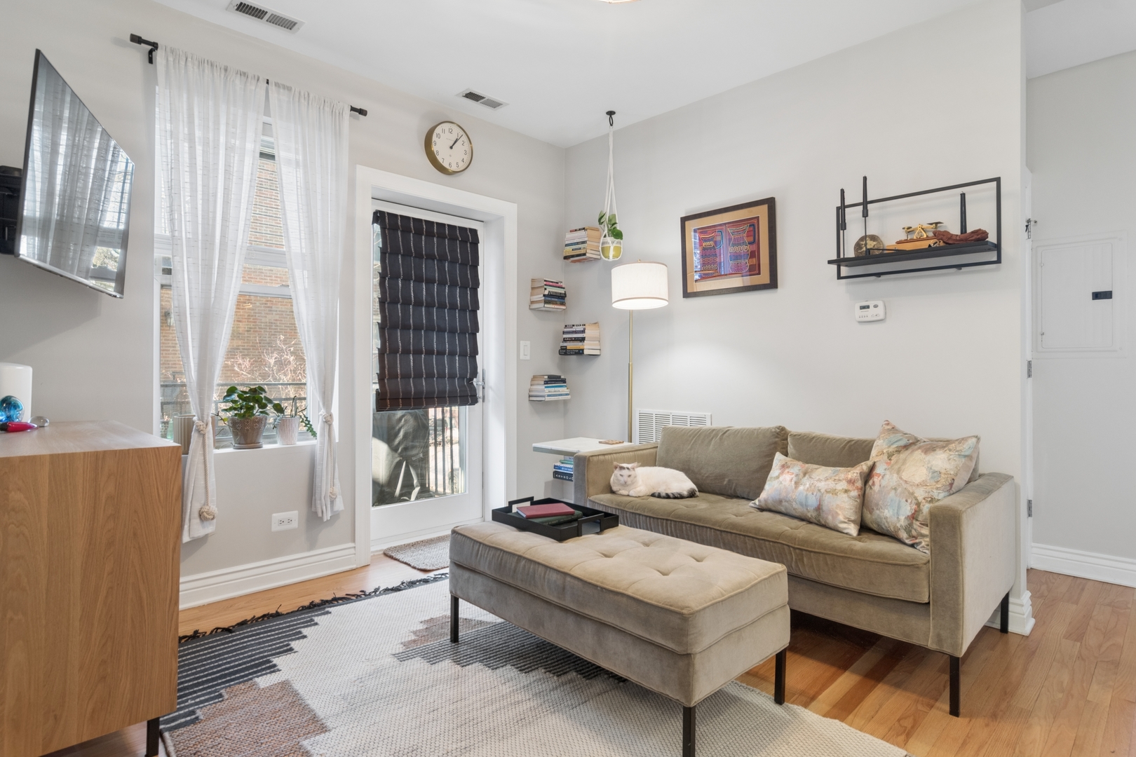 1443 W Victoria Street Unit: 2F