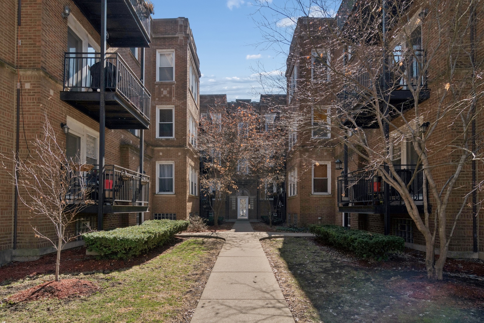 1443 W Victoria Street Unit: 2F