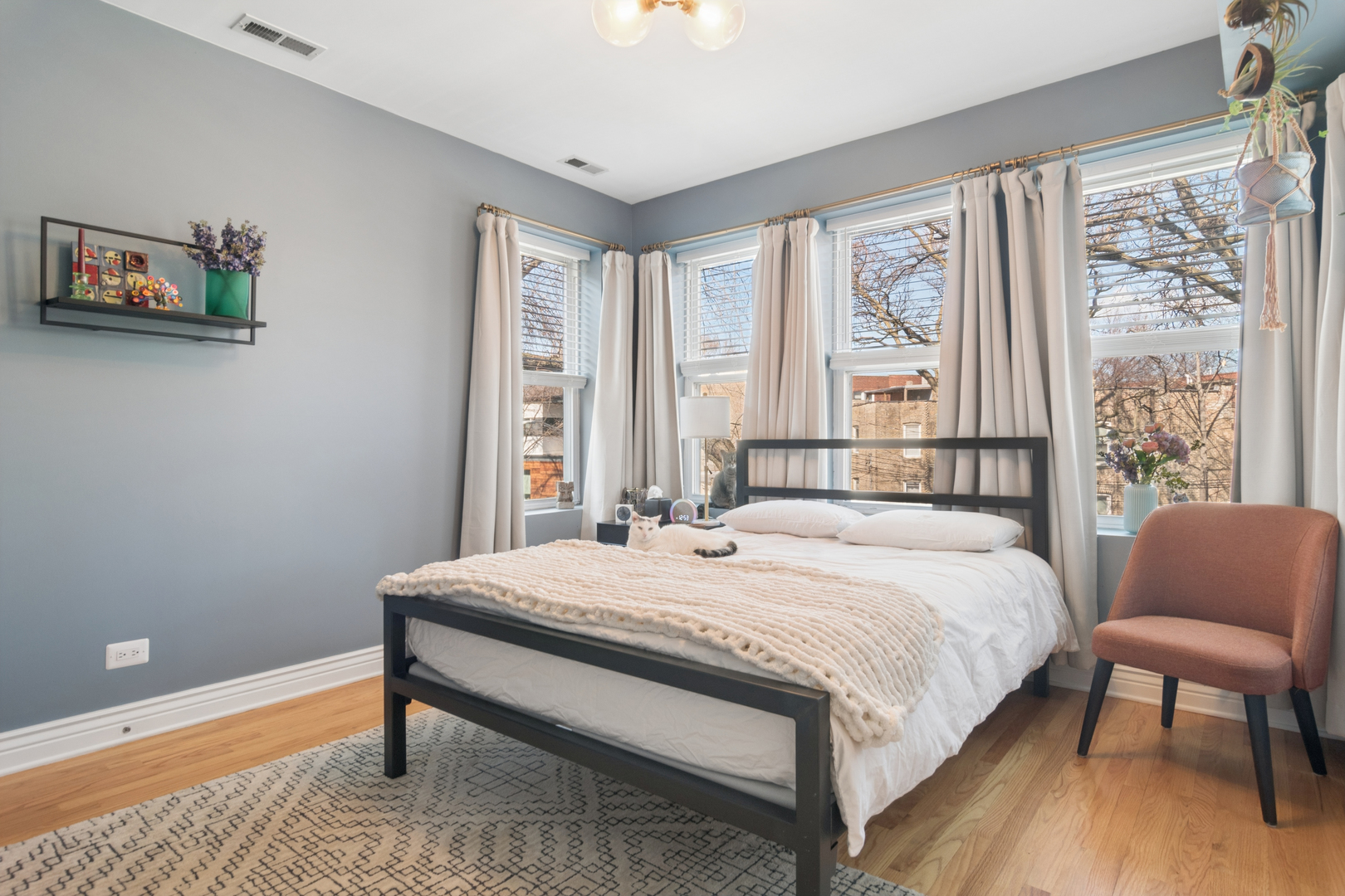 1443 W Victoria Street Unit: 2F