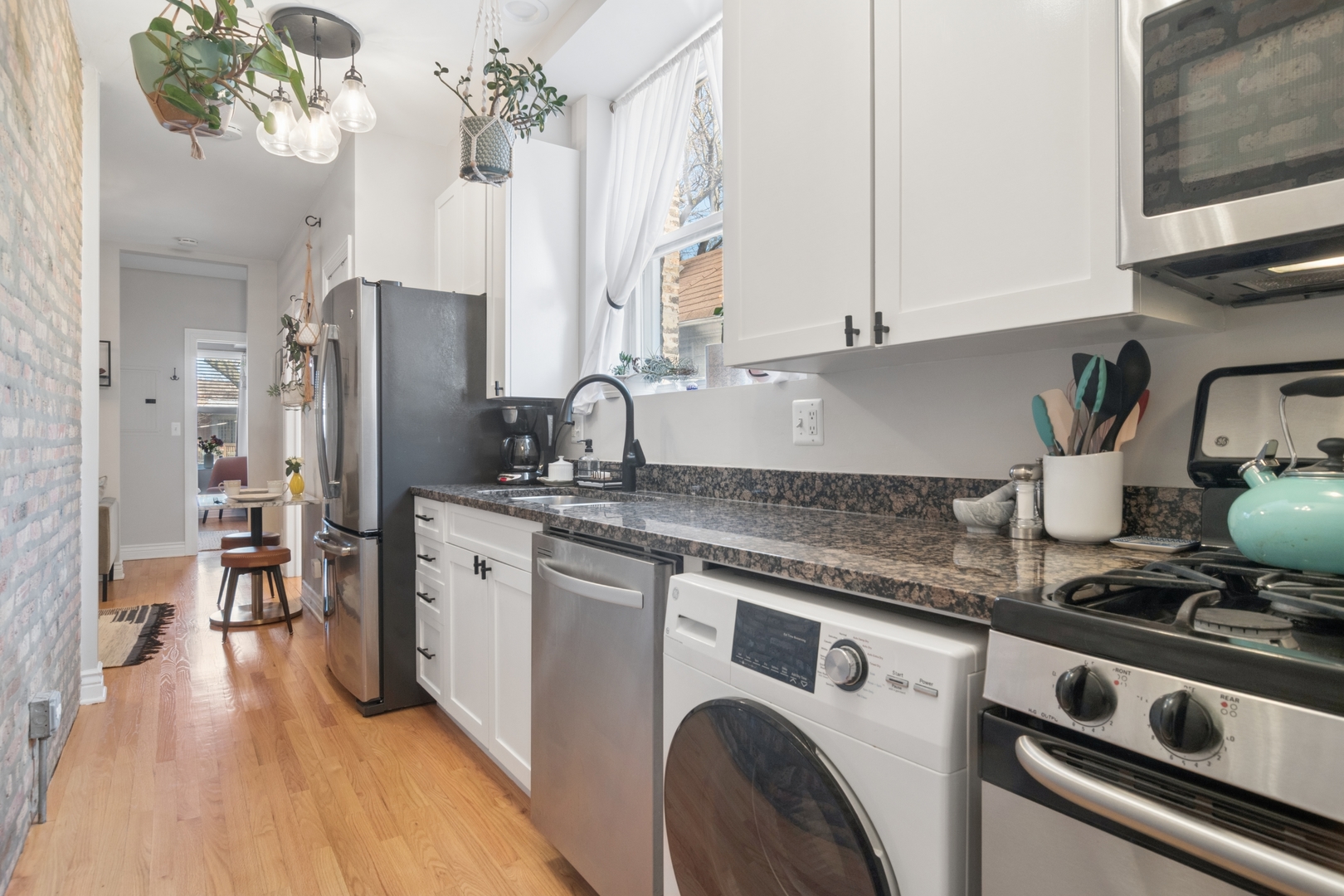 1443 W Victoria Street Unit: 2F