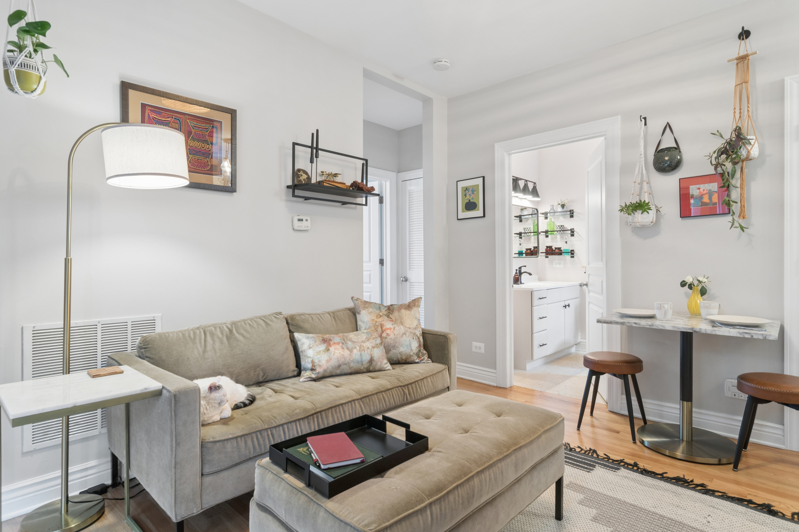 1443 W Victoria Street Unit: 2F