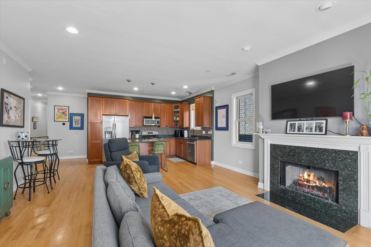 2816 N Rockwell Street Unit: 3N