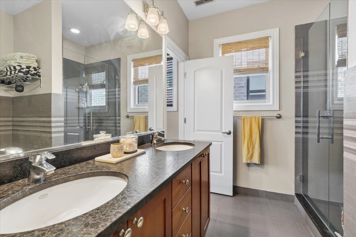 2816 N Rockwell Street Unit: 3N