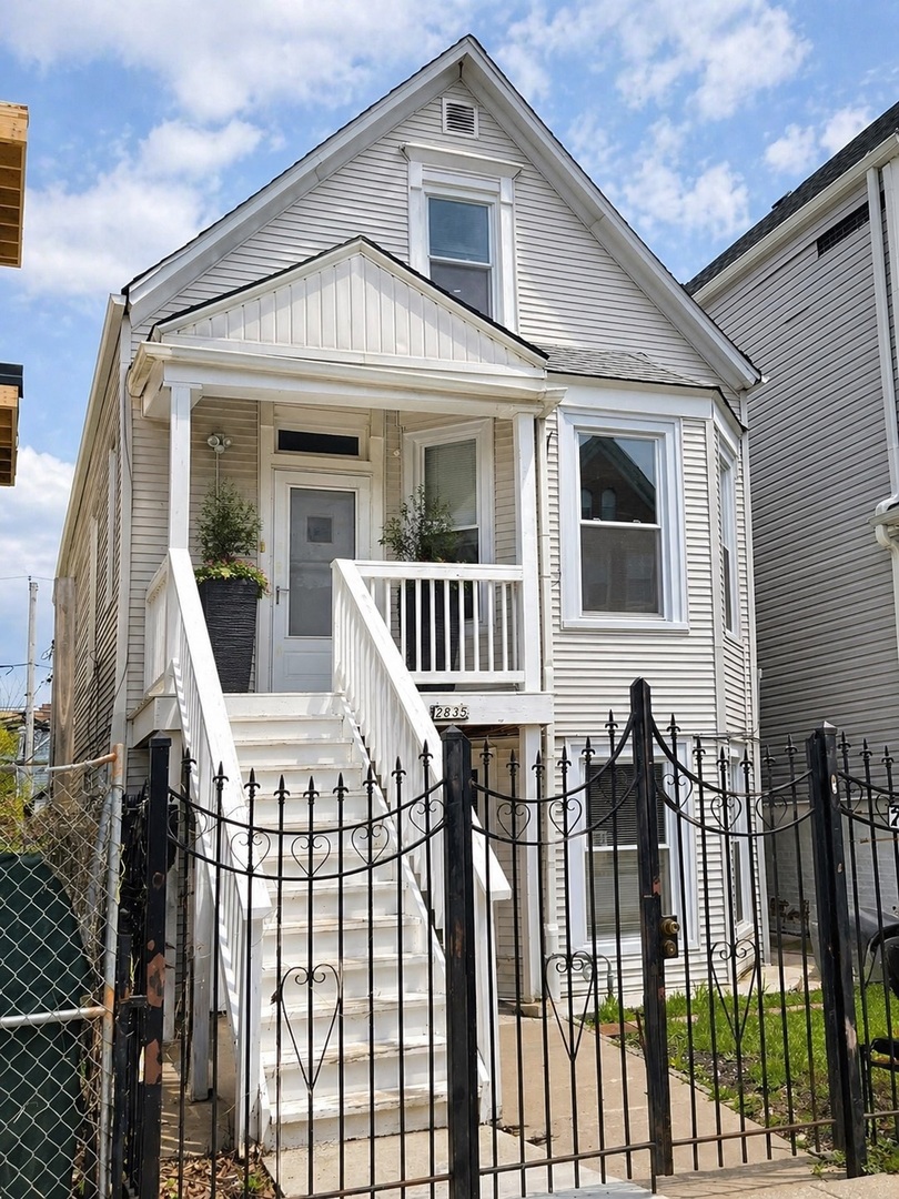 2835 N Ridgeway Avenue Unit: 2