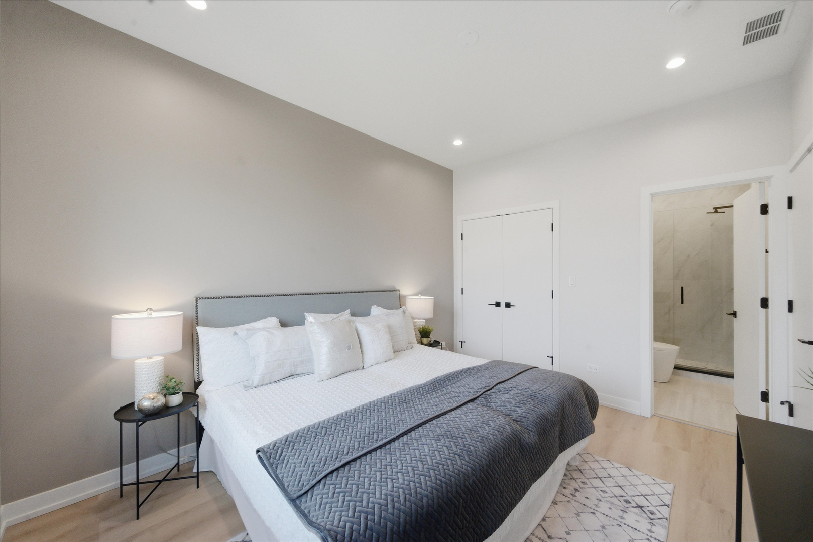 1355 N Western Avenue Unit: 3D