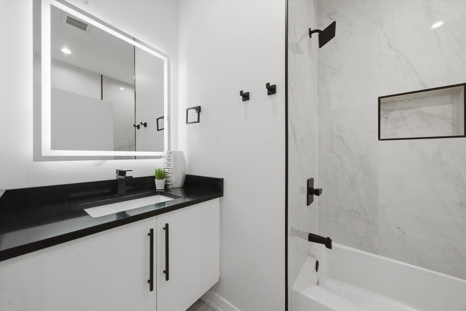 1355 N Western Avenue Unit: 3D
