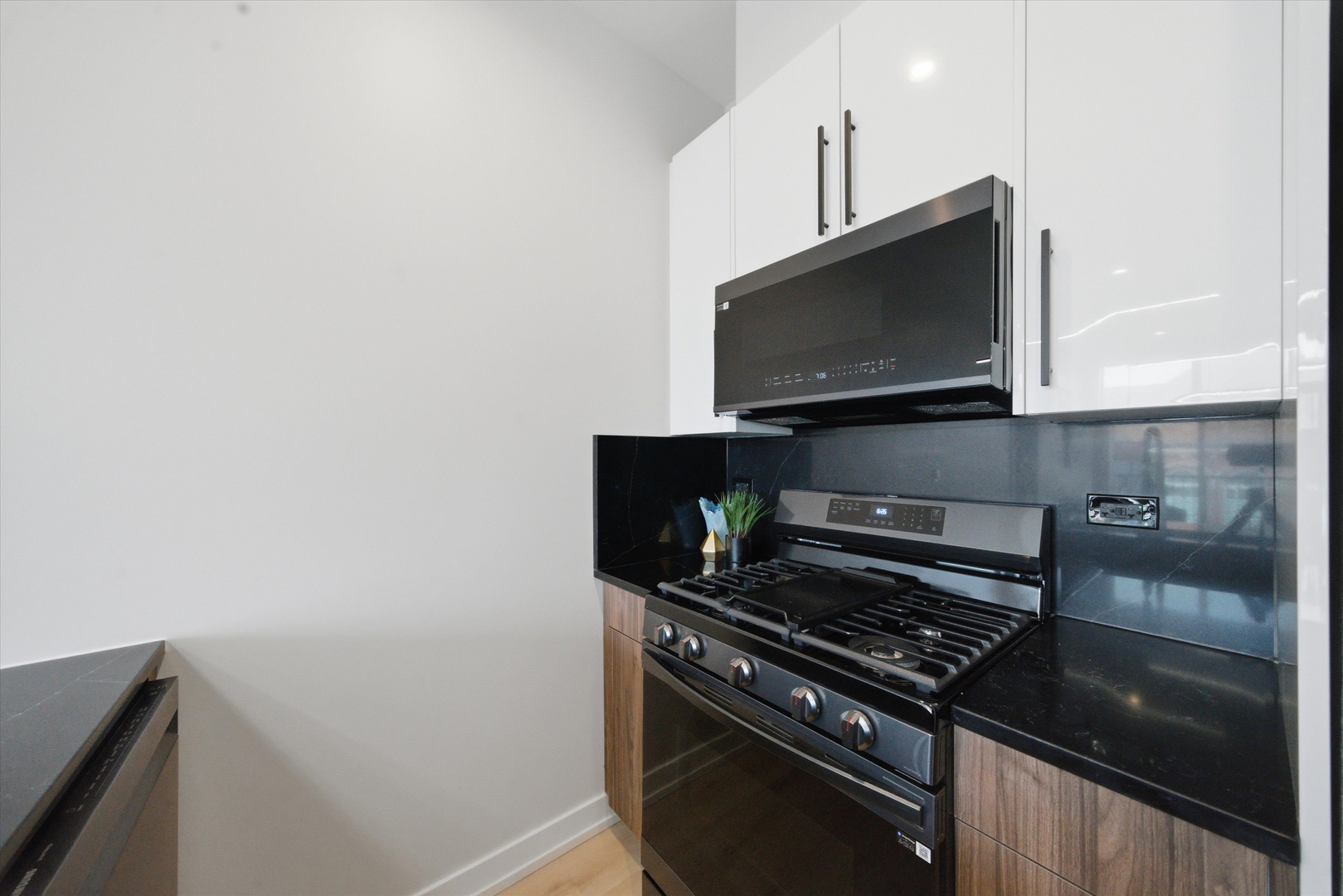 1355 N Western Avenue Unit: 3D