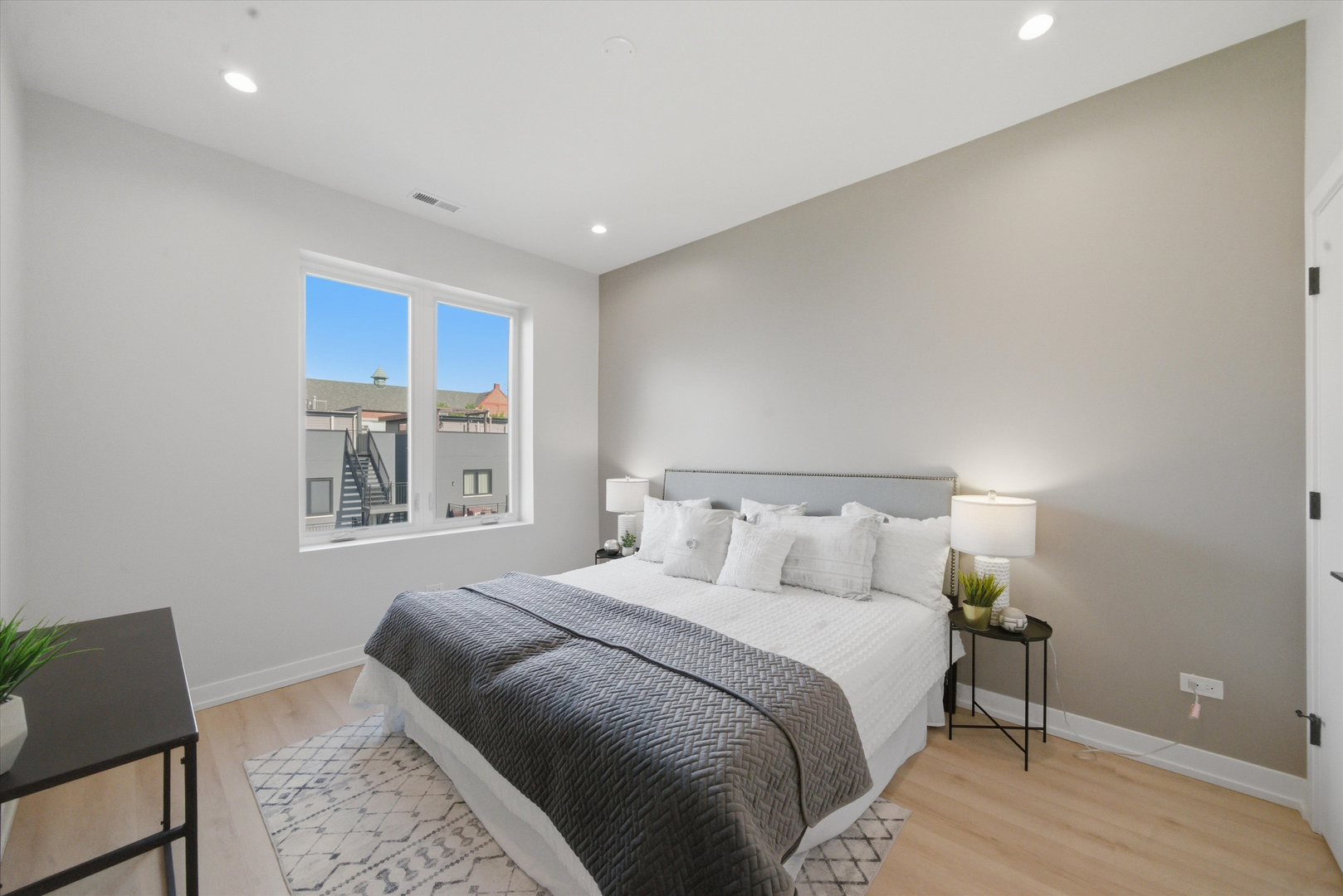 1355 N Western Avenue Unit: 3D