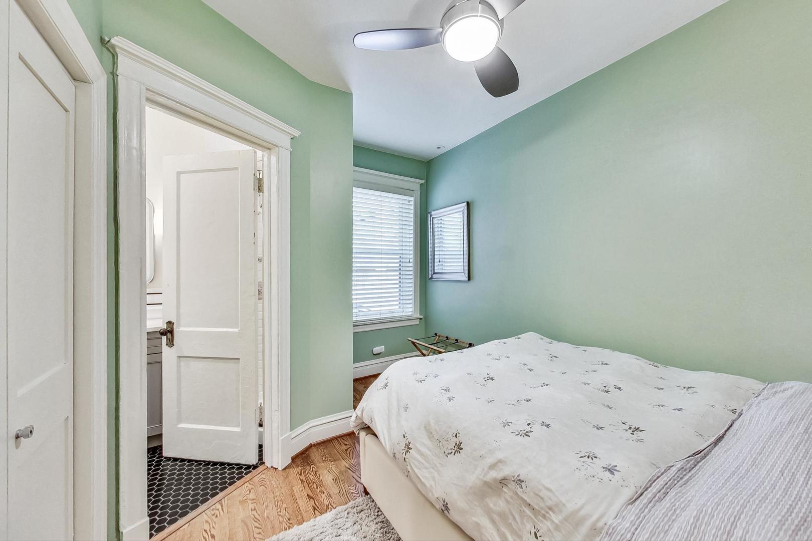 3808 N Pine Grove Avenue Unit: 3N