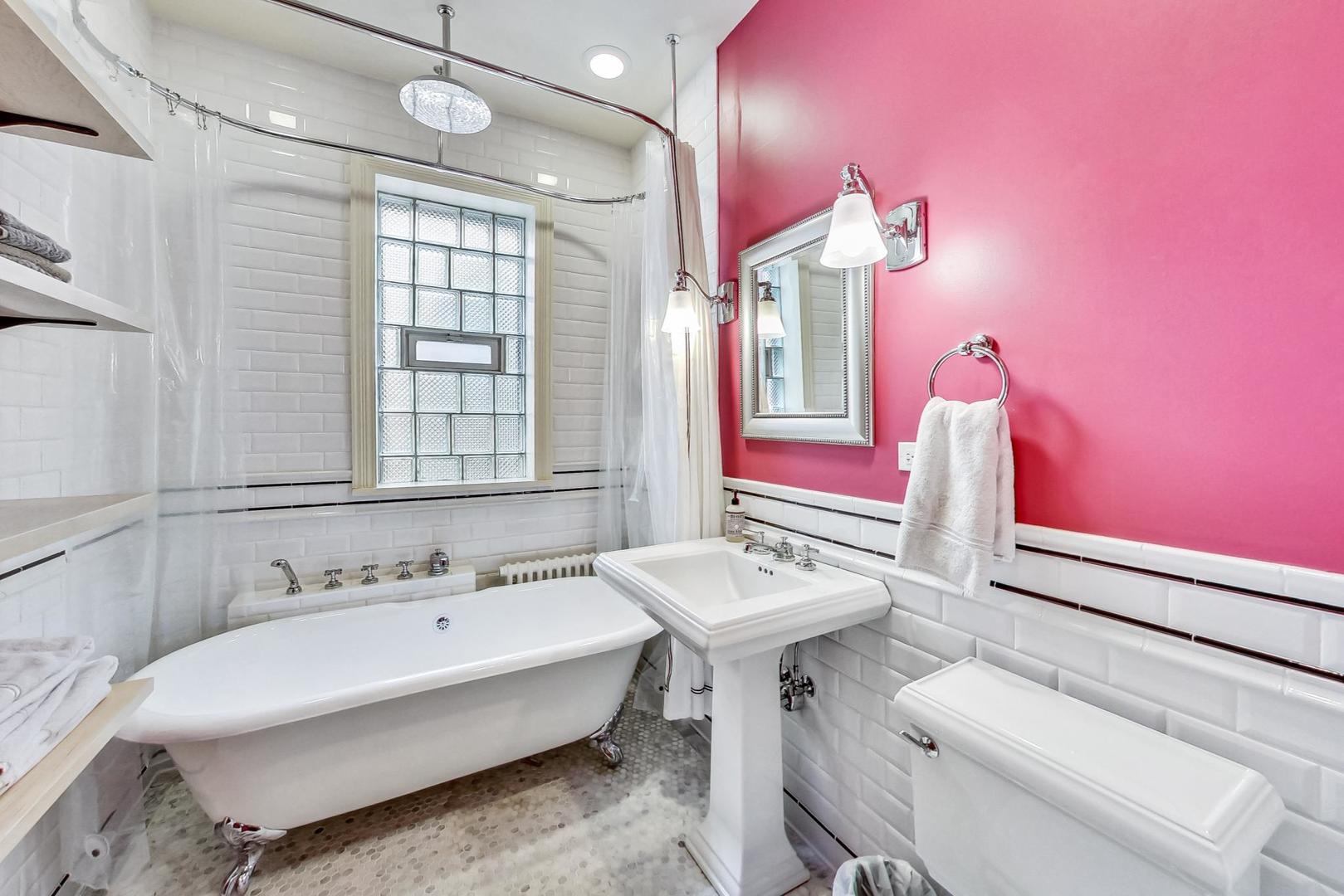 3808 N Pine Grove Avenue Unit: 3N
