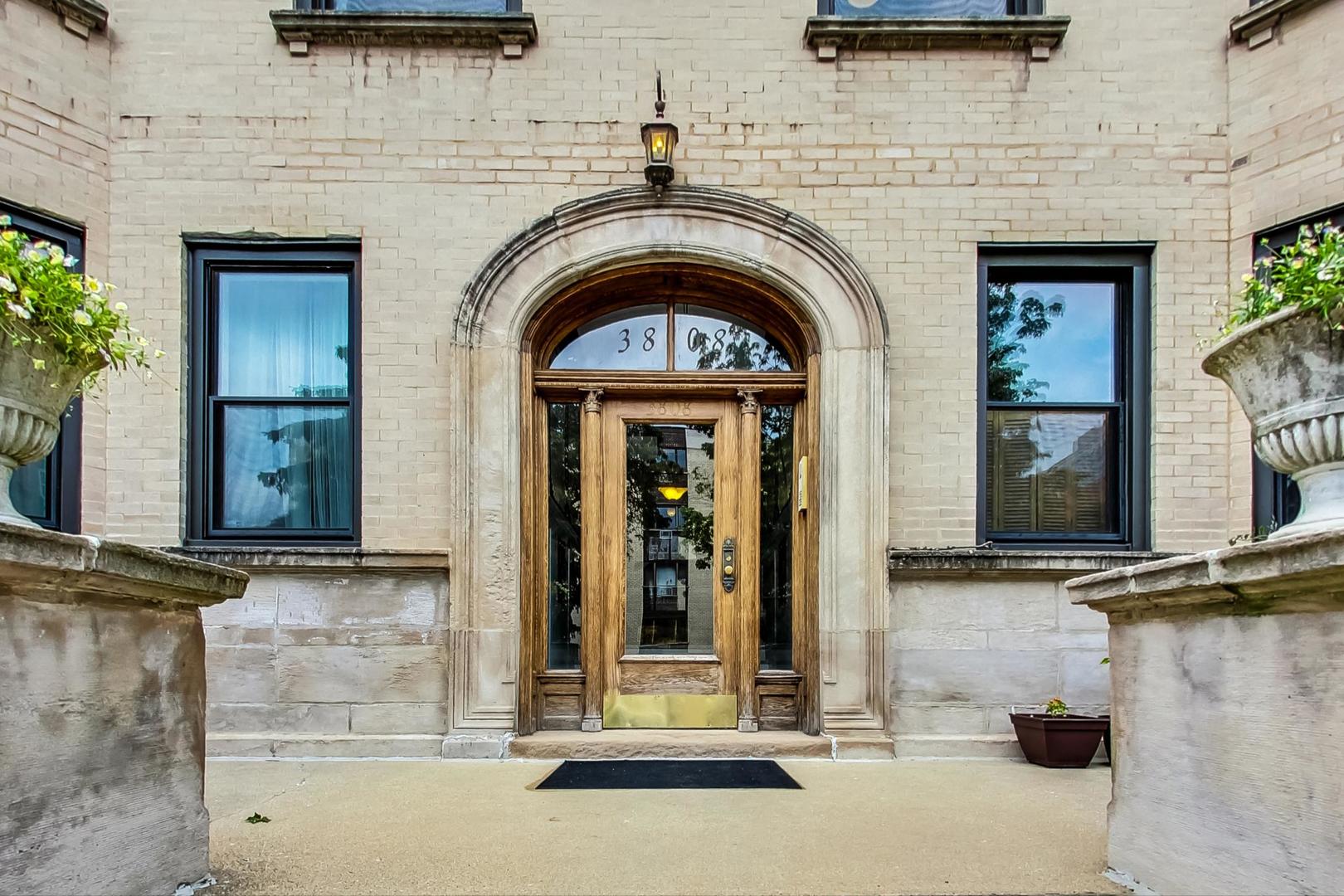 3808 N Pine Grove Avenue Unit: 3N