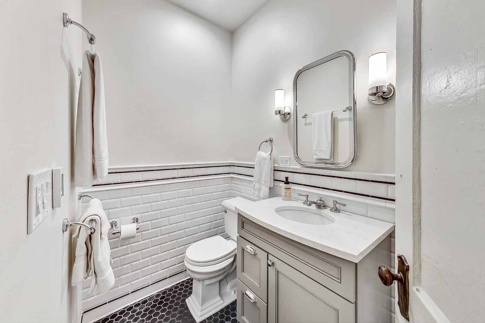3808 N Pine Grove Avenue Unit: 3N