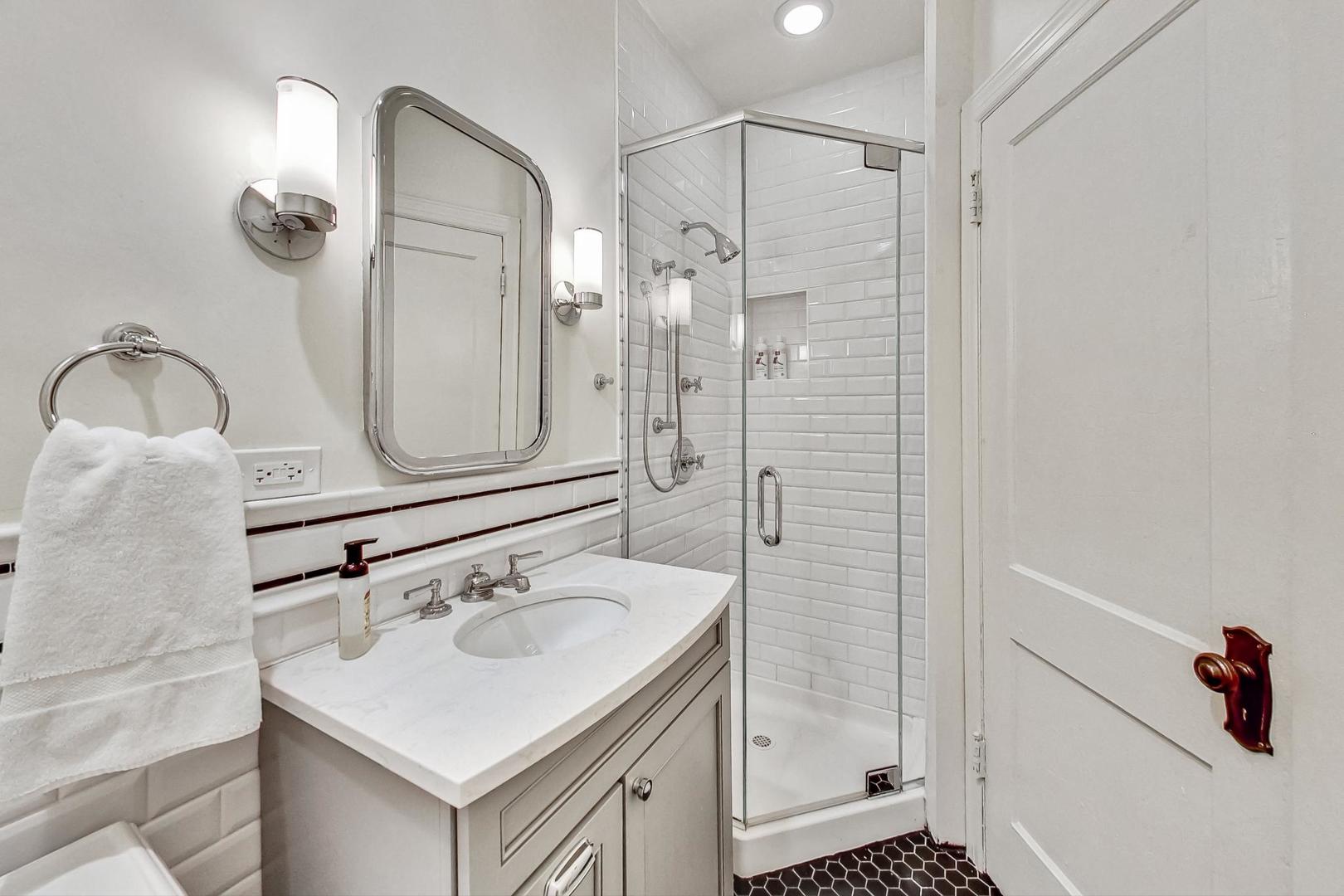 3808 N Pine Grove Avenue Unit: 3N