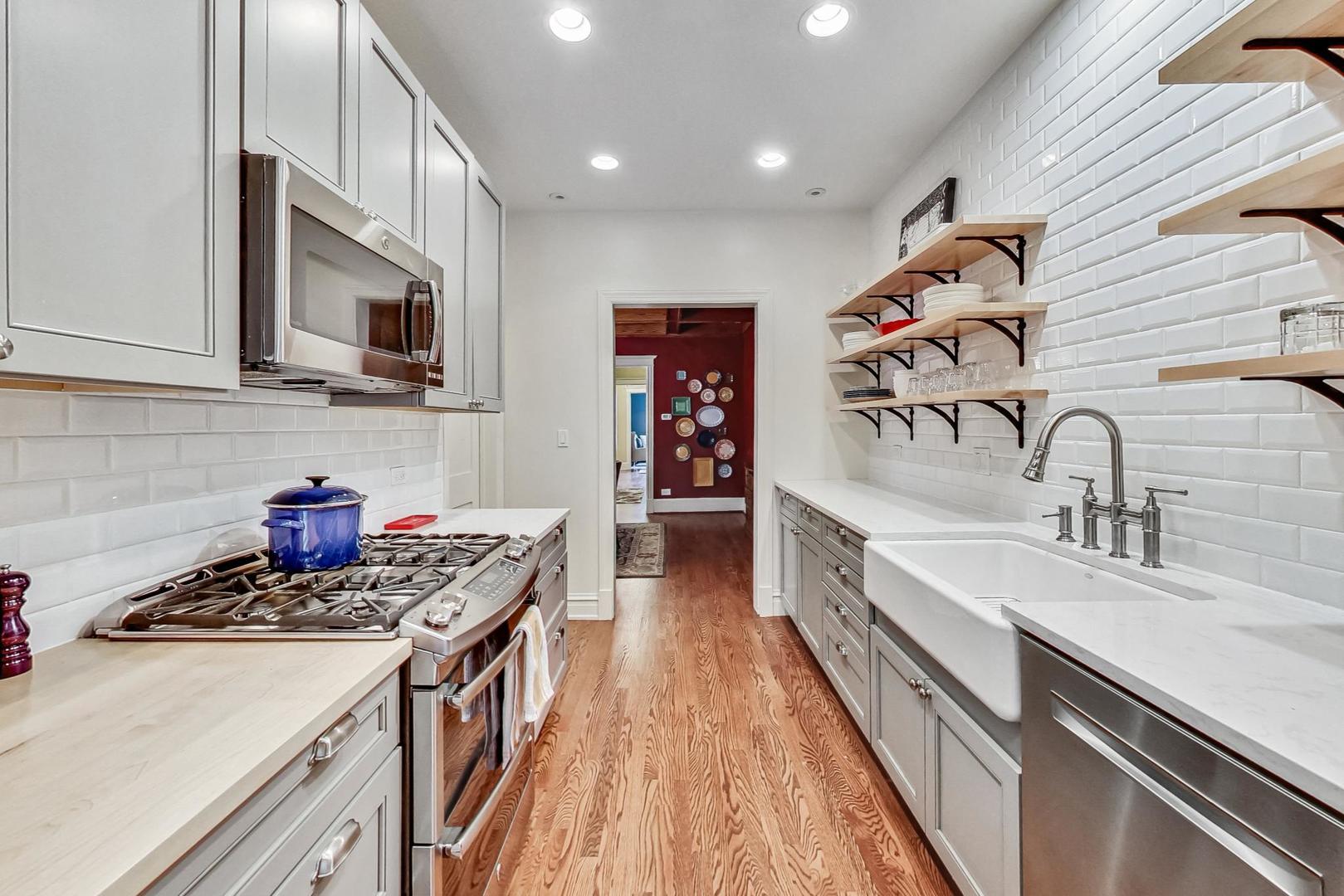 3808 N Pine Grove Avenue Unit: 3N