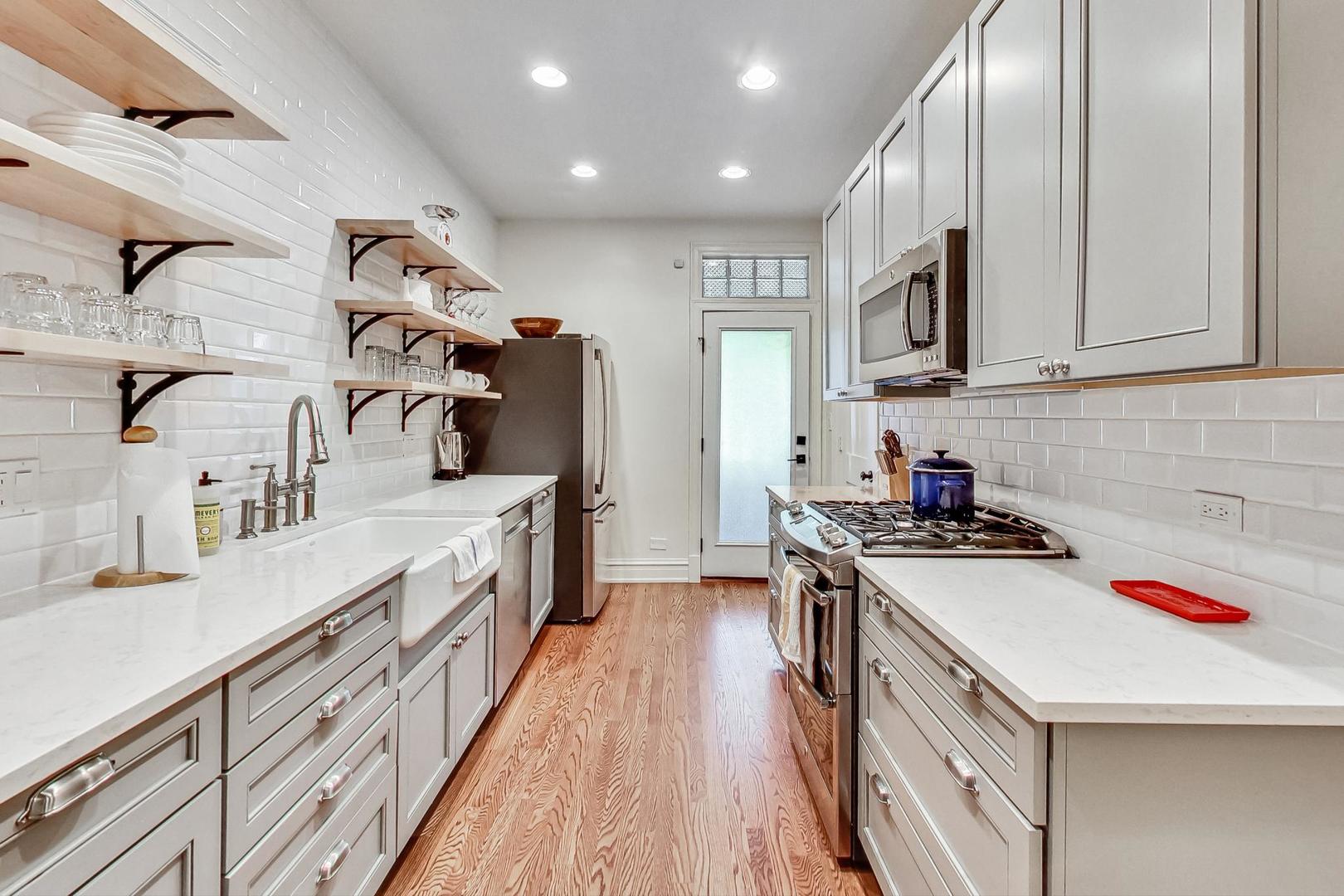 3808 N Pine Grove Avenue Unit: 3N